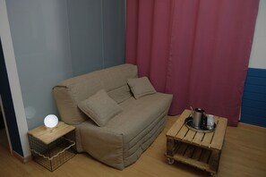 Junior Studio Suite | Living area | 24-inch LCD TV with digital channels, TV - Hotel Arbre de Neu (Encamp)