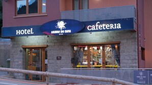 Ein Hotel mit einer Rezeption und einem Café.