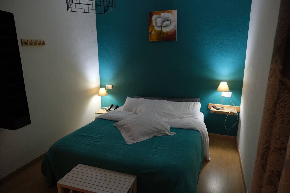 Habitación doble superior, balcón, vista a la montaña | Escritorio, espacio para trabajar con laptop y cortinas blackout