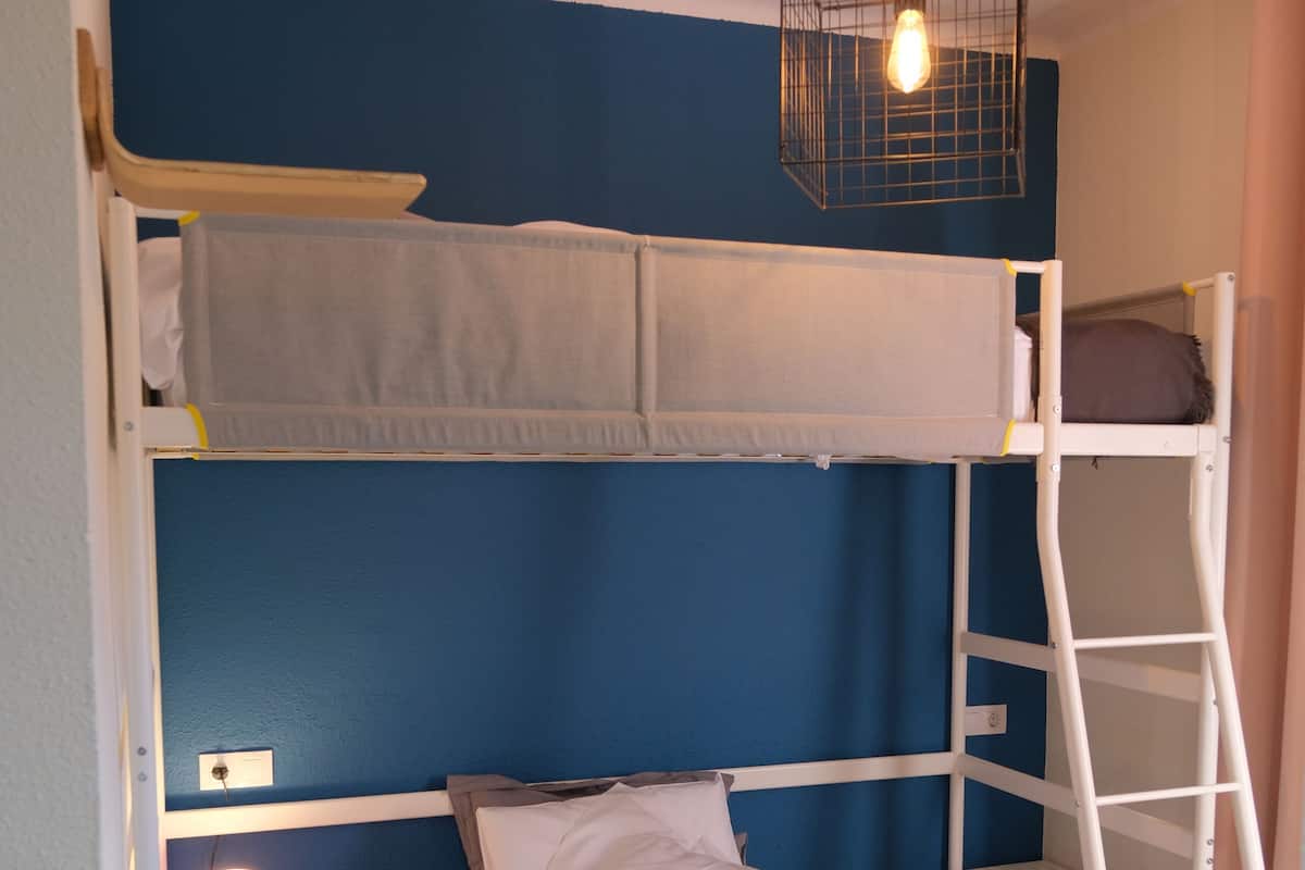 Habitación económica con 2 camas individuales | Escritorio, espacio para trabajar con laptop y cortinas blackout