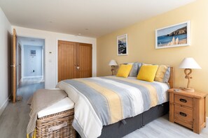 2 habitaciones, tabla de planchar con plancha, cuna de viaje y wifi 