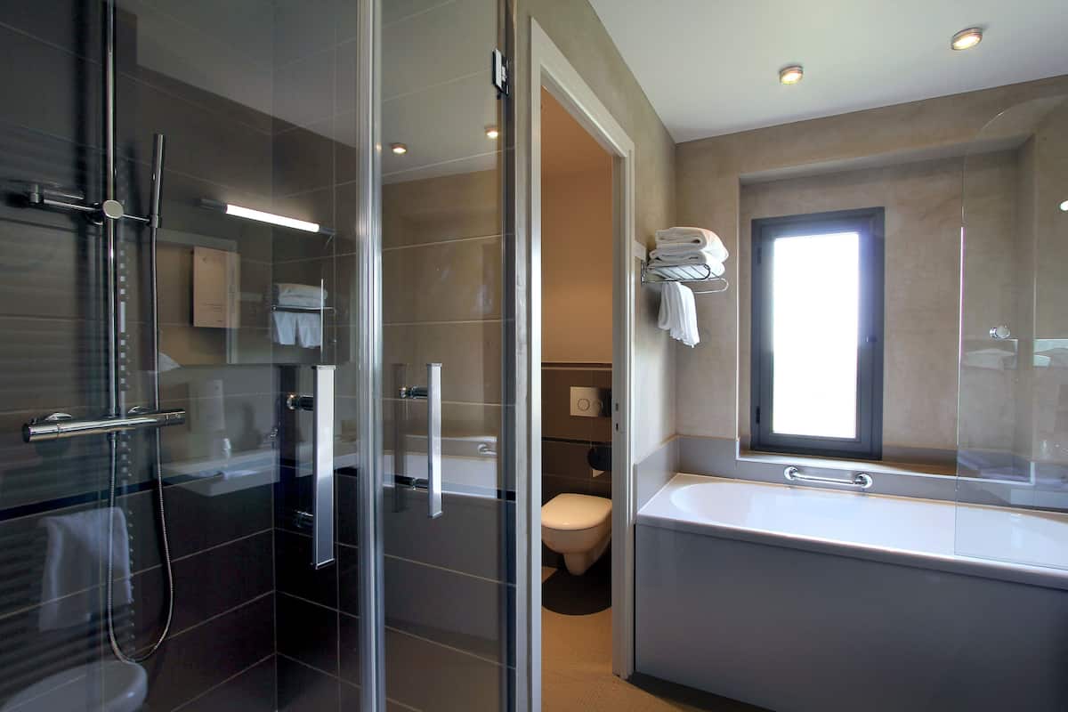 deluxe double room | bathroom | hair dryer, bathrobes, towels, soap