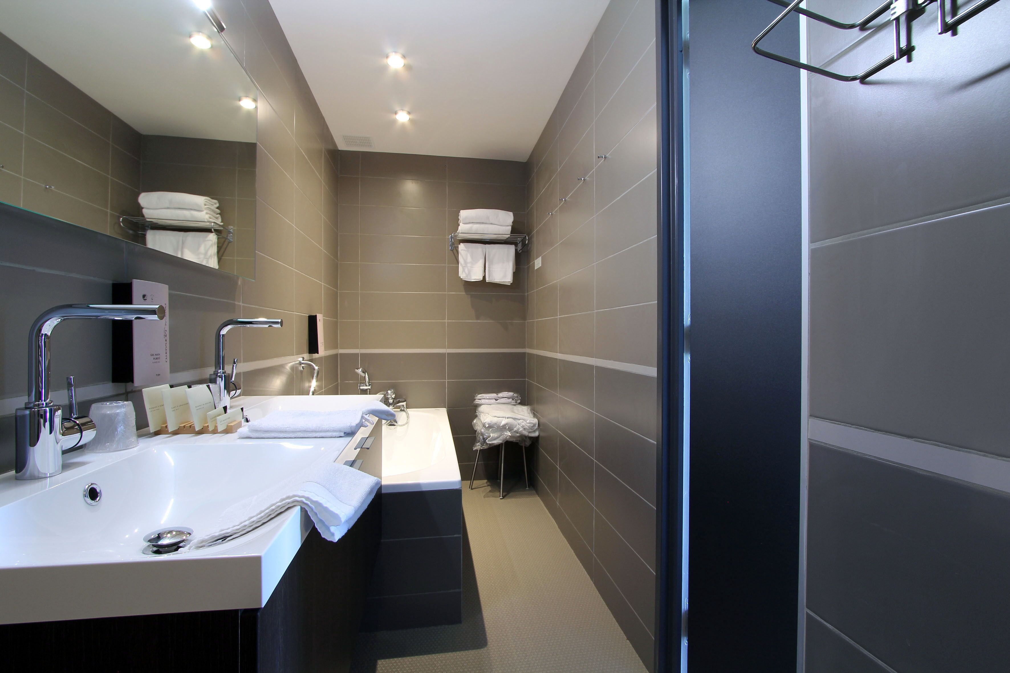 suite (king size) | bathroom sink