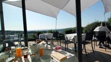 Desayuno buffet todos los días (con cargo)