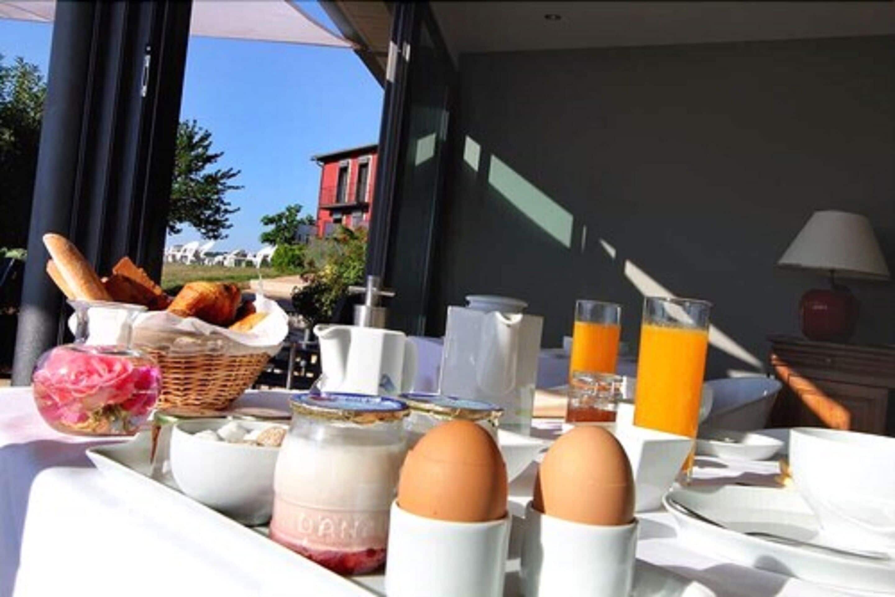 daily buffet breakfast for a fee