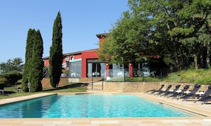 Seasonal outdoor pool, open 8:00 AM to 7:30 PM, pool umbrellas - Hotel La Montagne de Brancion (Martailly-Les-Brancion)
