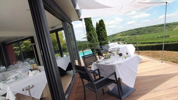 An outdoor dining area with tables set for a meal, overlooking a scenic landscape. - Hotel La Montagne de Brancion (Martailly-Les-Brancion)