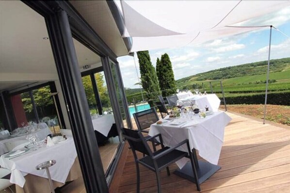 Dinner served, local cuisine - Hotel La Montagne de Brancion (Martailly-Les-Brancion)