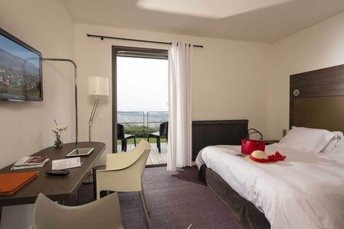 Chambre Deluxe double | Literie de qualité, minibar, coffre-fort, bureau