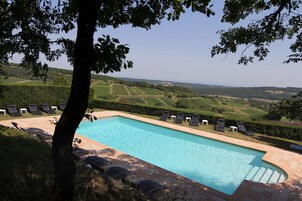 Piscina externa sazonal, guarda-sóis, espreguiçadeiras