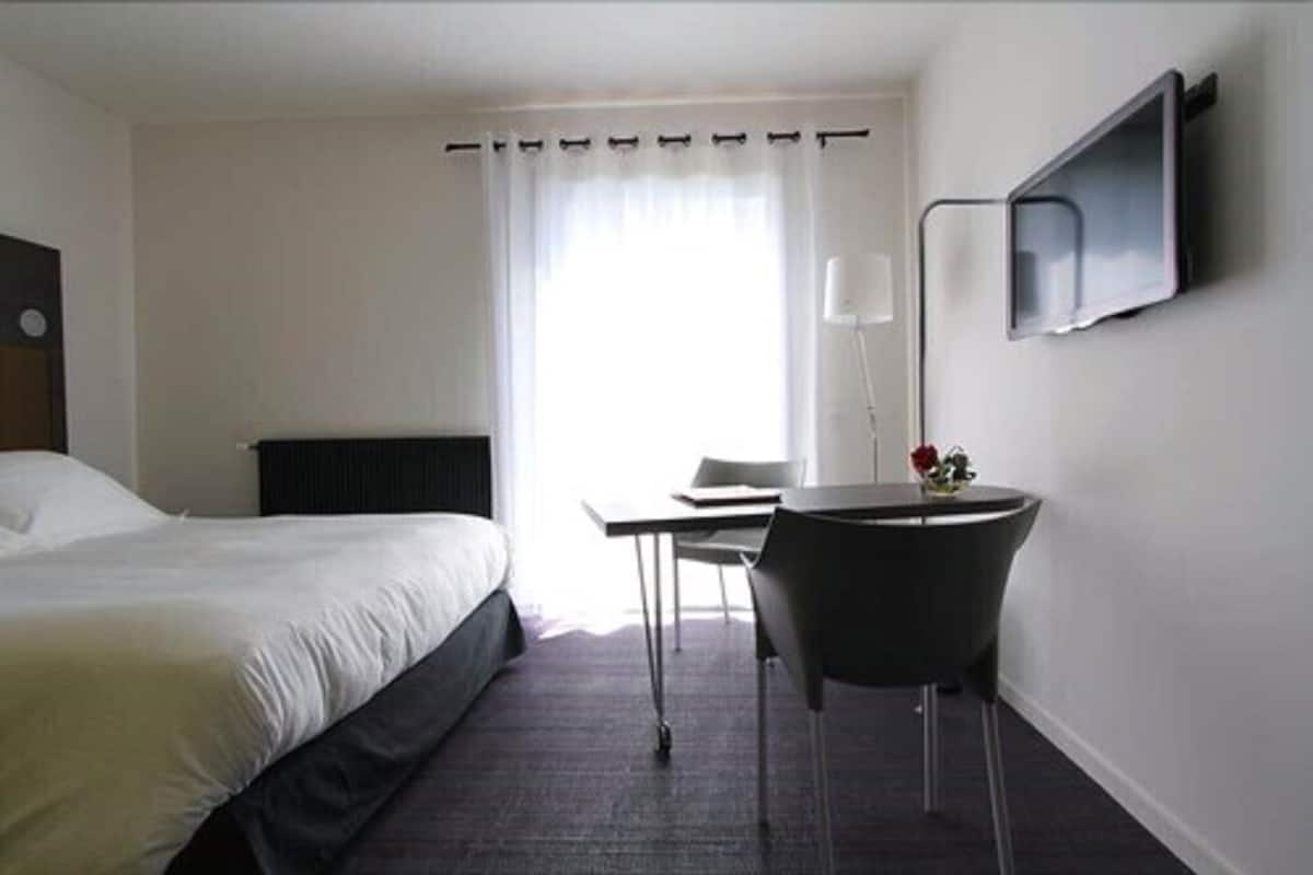 Chambre supérieure double | Literie de qualité, minibar, coffre-fort, bureau