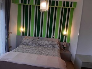 In-room safe, blackout drapes, iron/ironing board, free WiFi - English Inn rooms (Sorrento)