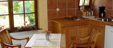 Kylskåp, mikrovågsugn, spishäll och kaffe- och tebryggare