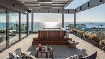 エクスクルーシブ スイート 2 ベッドルーム スパ浴槽 シービュー (Solen C1) | テラス / パティオ