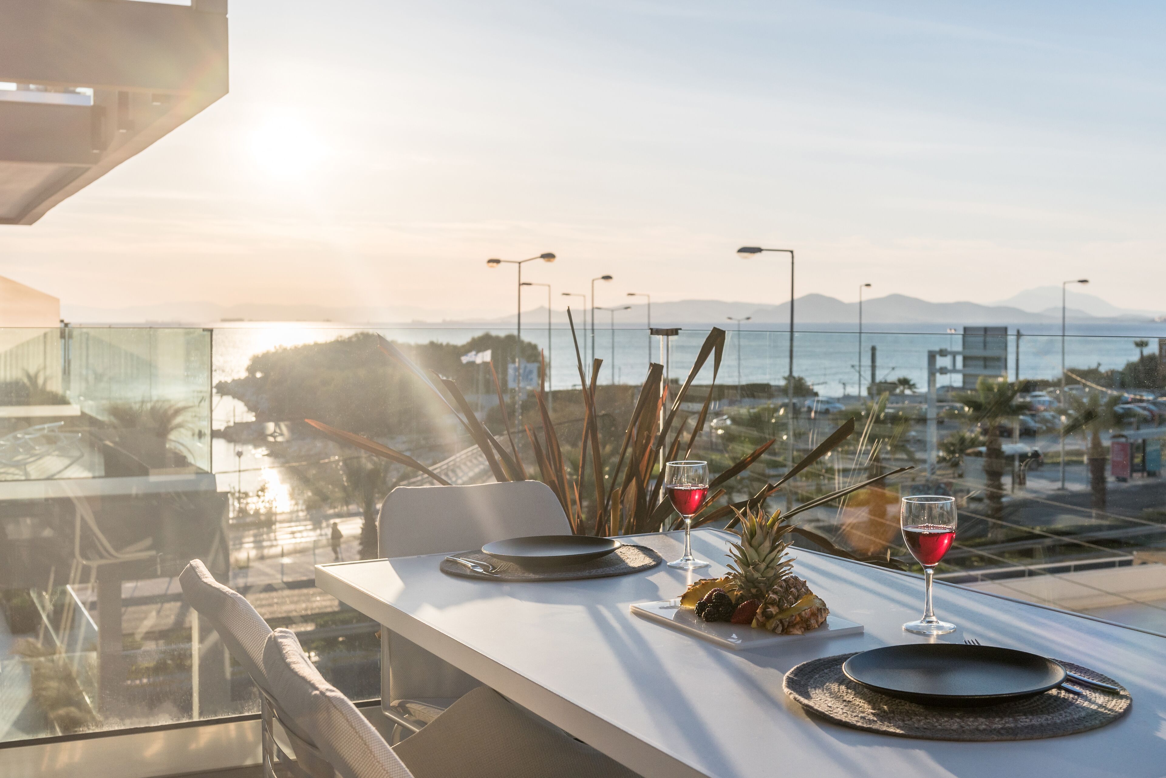 Ein Tisch für zwei Personen mit Blick auf das Meer und die Berge.