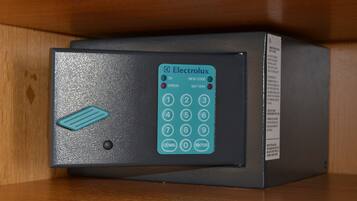 Un dispositivo electrónico negro con teclado y un botón azul, etiquetado como 'Electrolux'.