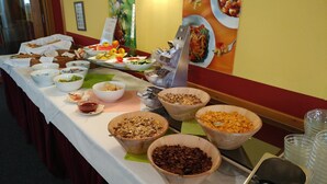 A buffet table with various food items and bowls. - Stiftsberg Bildungs und Freizeitzentrum (Kyllburg)