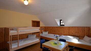 Vierbettzimmer | Kostenloses WLAN, Bettwäsche, Rollstuhlgeeignet