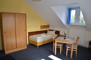 Triple Room | Free WiFi, bed sheets, wheelchair access - Stiftsberg Bildungs und Freizeitzentrum (Kyllburg)