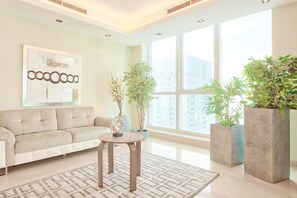 Apartamento Deluxe | Zona de estar | Una televisión LCD