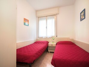 2 chambres, lit parapluie, draps fournis