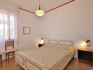 2 bedrooms, travel crib, bed sheets
