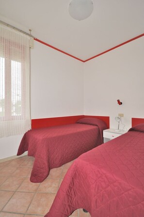 2 bedrooms, travel cot, bed sheets