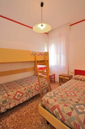2 bedrooms, travel cot, bed sheets - Nice apartment for 6 guests with A/C, TV, terrace and pets allowed (San Michele Al Tagliamento)