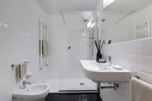 Double Room | Bathroom | Shower, towels - B&B Dell'Olio (Florence)