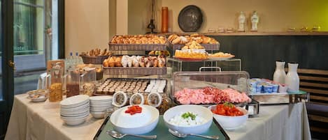 Petit déjeuner buffet (10 EUR par personne)