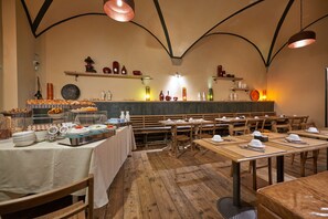 Daily buffet breakfast for a fee - B&B Dell'Olio (Florence)