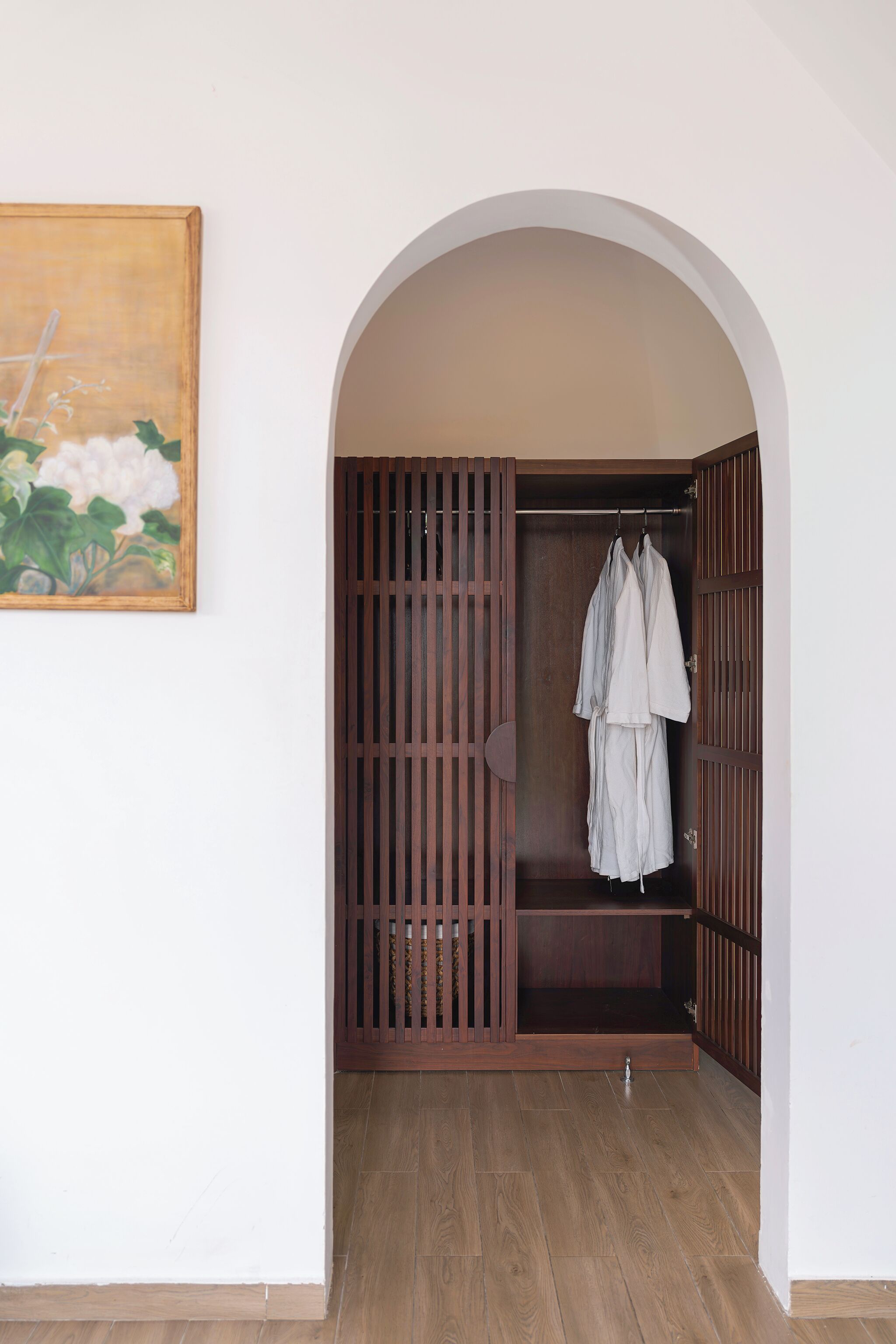Un dressing avec des portes coulissantes en bois et un porte-manteau.
