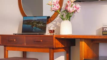 Escritorio, espacio para trabajar con laptop y cortinas blackout