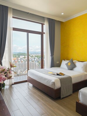 Desk, laptop workspace, blackout drapes, soundproofing - Duy Long Hotel (Da Lat)