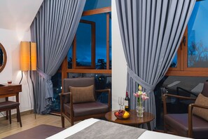 VIP | Desk, laptop workspace, blackout drapes, soundproofing - Duy Long Hotel (Da Lat)