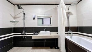 ファミリー 4 人部屋 | バスルーム | シャワー、バスアメニティ (無料)、ヘアドライヤー、スリッパ
