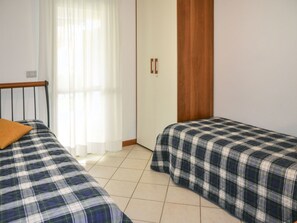 2 slaapkamers, reisbedje, beddengoed