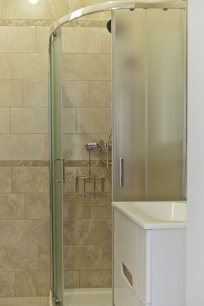 Vierbettzimmer (Ametista) | Badezimmer | Dusche, Regendusche, Haartrockner, Bademäntel