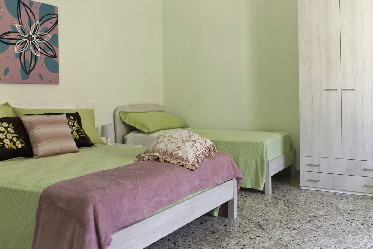Habitación cuádruple (Giada) | Edredones de plumas, colchones viscoelásticos, minibar y escritorio