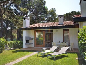 Outdoor dining - Beautiful apartment in villa for 6 guests with A/C, pool, TV, terrace and pets allowed (San Michele Al Tagliamento)