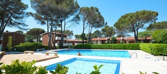 Nice apartment in villa for 6 people with pool, A/C, TV, terrace and pets allowed