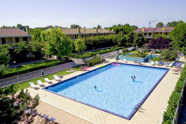 Pflanze, Wasser, Himmel, Schwimmbad, Baum, Gebäude, Gras, Freizeit, Urban Design, Grundeigentum