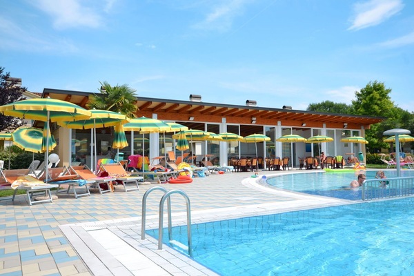 L'Eau, Ciel, Nuage, Piscine, Ombre, Arbre, Plante, Mobilier De Jardin, Loisir, Chaise