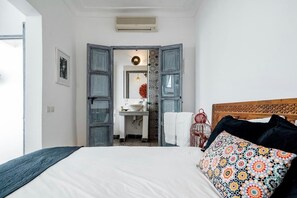 ستائر تعتيم وأسرّة أطفال/رضّع (مجانًا) وواي فاي مجانًا وملاءات أسرّة