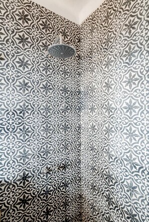 Departamento, 2 habitaciones | Regadera en el baño