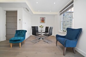Lobby sitting area - City Prime Apartments (London)