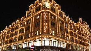 Un edificio imponente e iluminado con el nombre 'HARRODS' claramente visible.
