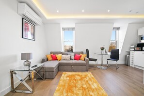 50-inch Smart TV with cable channels, TV, heated floors - City Prime Apartments (London)