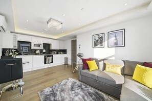 奢华公寓, 1 间卧室, 无烟房 | 私人厨房 | 冰箱、微波炉、烤箱、炉灶