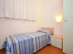 2 bedrooms, travel cot, bed sheets